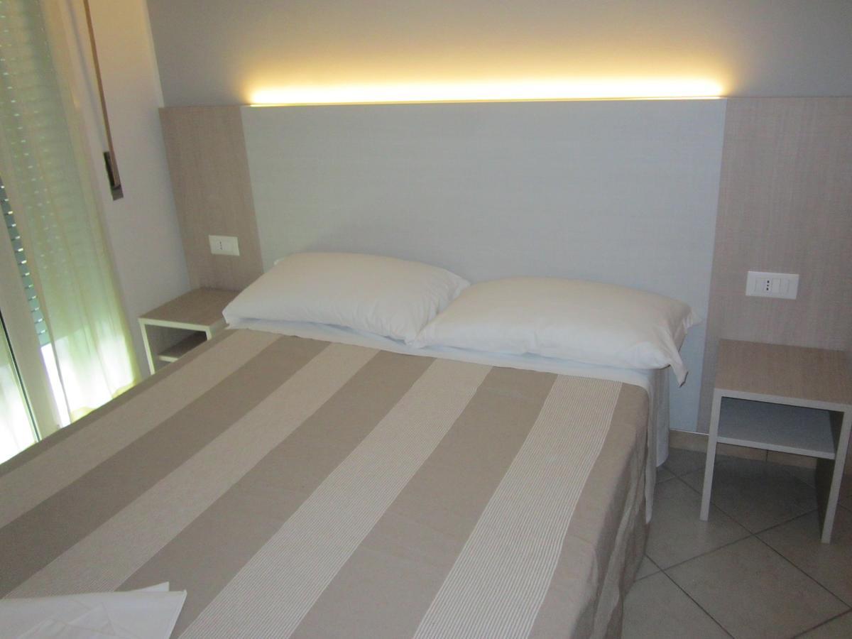 Hotel Andrea'S Римини Экстерьер фото