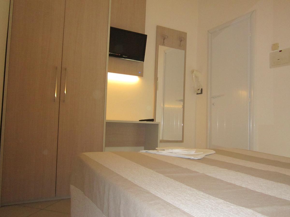 Hotel Andrea'S Римини Экстерьер фото