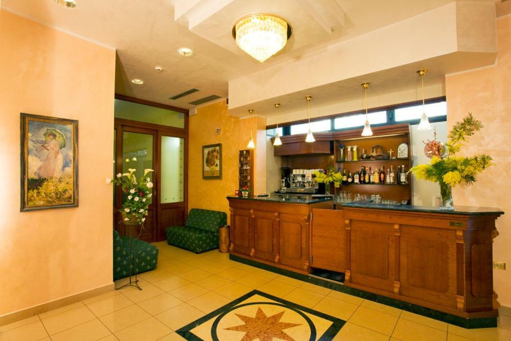 Hotel Andrea'S Римини Экстерьер фото