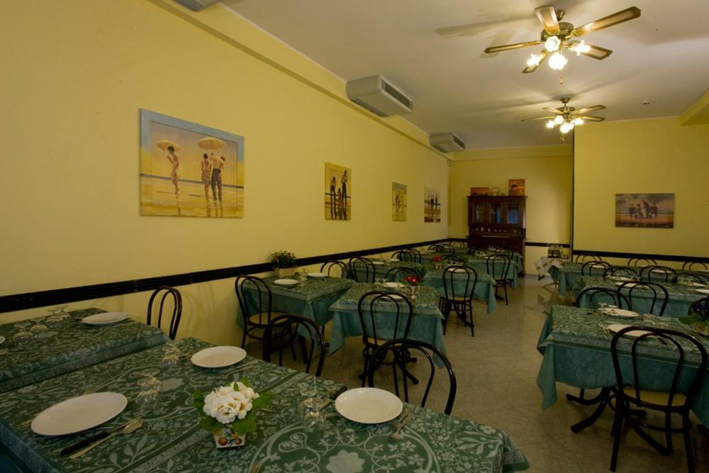 Hotel Andrea'S Римини Экстерьер фото