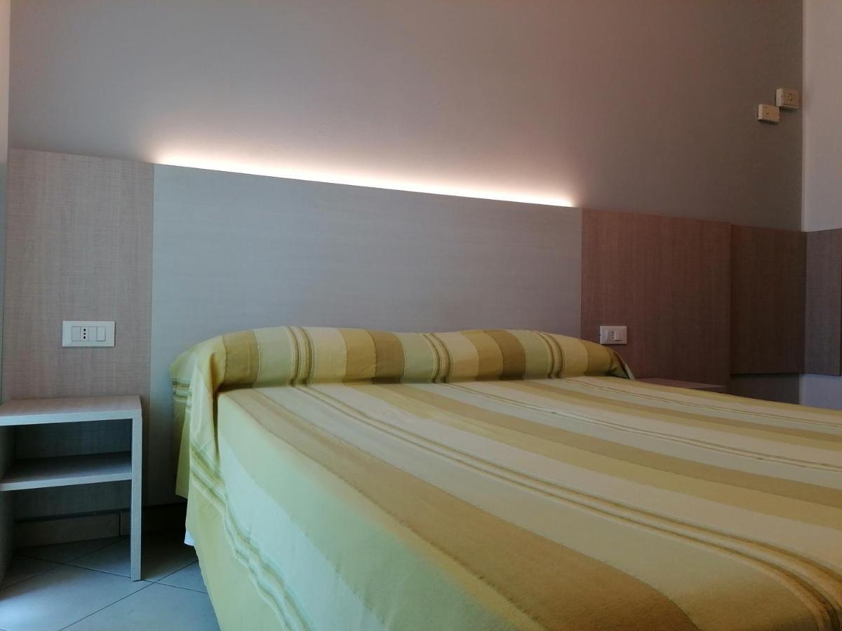 Hotel Andrea'S Римини Экстерьер фото